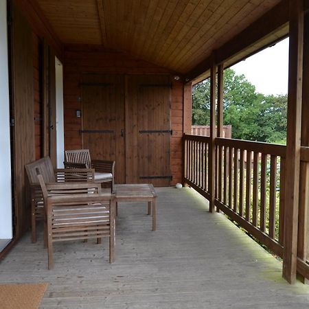 Beautiful Lake View 3 Bedroom Chalet. Saint-Manvieu-Bocage Экстерьер фото